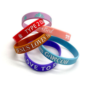 สายรัดข้อมือซิลิโคนพิมพ์ลายสีสันสดใส ออกแบบ OEM ราคาถูก รับทำโลโก้ตามสั่ง สำหรับเป็นของขวัญ - Product Image 5