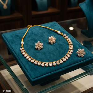Parure de collier traditionnelle indienne Kundan Meenakari en cuivre plaqué or avec pendentif goutte d'eau en émail vert et boucles d'oreilles clous florales - Product Image 3