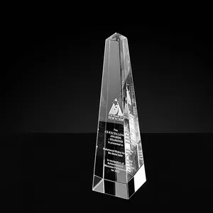 Bersinar disesuaikan ukiran laser 3D kaca bening, piala penghargaan menara kaca kristal Obelisk untuk suvenir