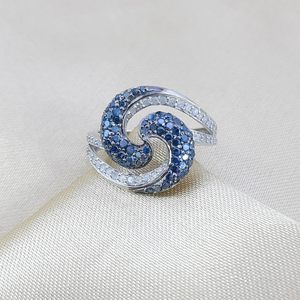แหวนเพชร Jewelspaark 1.15 กะรัต ทรงกลม สีขาวและสีน้ำเงิน เพชรธรรมชาติเสริมคุณภาพ เงินแท้ 925 เครื่องประดับสำหรับงานหมั้น - Product Image 2