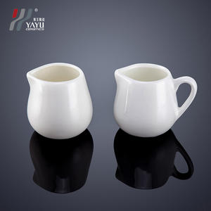 Jarra de leche de cerámica blanca de color sólido con asa para servir café, té y para fiestas. - Product Image 3
