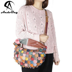 กระเป๋าถือหนังแท้ AndoBag ขนาดใหญ่ ตกแต่งด้วยการเย็บสีสันลายดอกไม้ กระเป๋าสะพายข้างสไตล์วินเทจสำหรับผู้หญิง รุ่น 3110 - Product Image 1