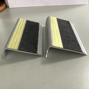 Profili per Gradini Fotoluminescenti, Strisce Antiscivolo in Alluminio che si Illuminano al Buio, Bordi per Scale con Abrasivo al Carburo di Silicio Luminosi - Product Image 3