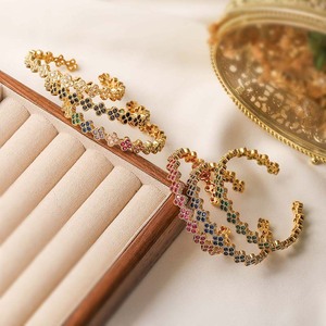 Bracciale da donna di lusso leggero in rame con zirconi, a quadrifoglio, apribile e regolabile, di nicchia, di alta gamma, a petalo di fiore - Product Image 1