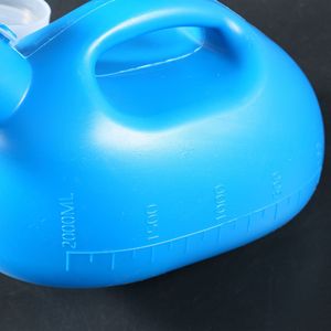 Urinoir avec tube 2000 ml, bleu, forme ovale, pour adultes et personnes âgées, portable avec couvercle - Product Image 3