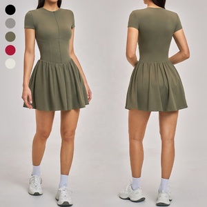 Robe de sport pour femme à demi-zip et manches courtes, effet seconde peau, une pièce, pour le tennis, le golf et le pickleball, avec short intégré et poche - Product Image 3