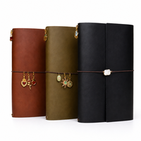 Carnet de voyage vintage portable en cuir PU rechargeable avec breloques décoratives et fermeture élastique pour journal de voyage ou cadeau