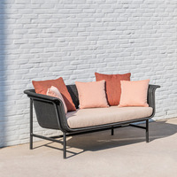 Ensemble de salon d'extérieur en rotin de style sud-est asiatique avec fauteuils nid d'oiseau et table basse sur pied pour cour, villa, gîte, jardin