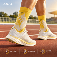 Chaussettes de sport jaunes et blanches pour la course à pied, avec ventilation en maille, gestion de l'humidité, maintien du talon, bout plat, amorti ciblé, respirantes, ajustement parfait pour la course
