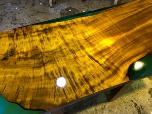 <span class=keywords><strong>Mesa</strong></span> de Resina Epoxi Verde y Madera de Seda Dorada - Juego de Comedor Completo con Diseño de Borde Natural - Product Image 4