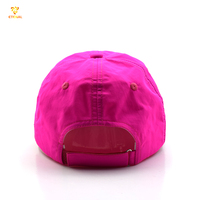 Casquette de sport imperméable à 6 panneaux non structurée en nylon uni de couleur rose fluo en gros