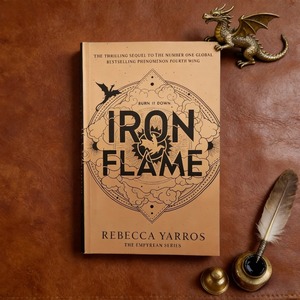 Llama de Hierro de Rebecca Yarros. Epica aventura de alta fantasía, secuela de Fourth Wing, la segunda instalación de la serie Empyrean - Product Image 1