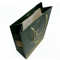 Sac cadeau de luxe en papier ivoire avec poignée en corde de coton, logo personnalisé en feuille d'or gaufrée, finition mate pour emballage de parfum, d'encens et d'agarwood