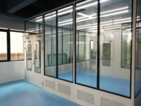 Système de salle blanche modulaire pour la production de dispositifs médicaux chirurgicaux
