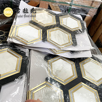Nouvelle conception de mosaïque en marbre blanc et noir avec incrustation en laiton doré pour mur