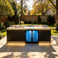 Îlot de cuisine extérieur moderne de luxe en acier inoxydable durable, comptoir de bar de patio résistant aux intempéries avec évier intégré et éclairage LED, crédence intégrée