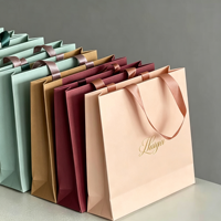 Sac cadeau en papier cartonné blanc de luxe, impression de logo personnalisée, poignée renforcée, capacité de charge de 6 à 9 kg, emballage haut de gamme pour parfums, cosmétiques, boutique