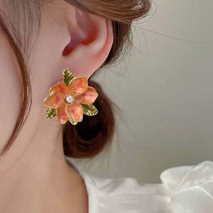 Pendientes de Aleación con Diseño de Flor de Gardenia y Perla Esmaltada, Estilo Francés Versátil, Personalizados, para Mujer - Product Image 1