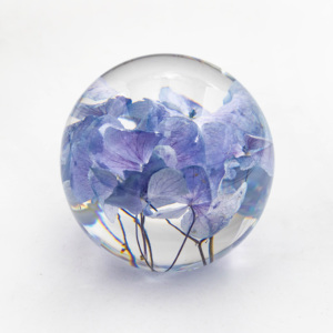 Sfera Botanica in Cristallo Benji Eternal Bloom, Resina Artigianale con Fiori Conservati Realistici, Dimensioni Personalizzabili, Lavorazione Artigianale - Product Image 6