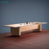 Table de conférence moderne à LED avec prise électrique et surface en placage de bois pour salle de réunion de direction