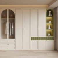 Armoire multifonctionnelle et compacte sur mesure avec miroirs latéraux pour chambre étroite, idéale pour les vêtements de dressing et les tenues décontractées