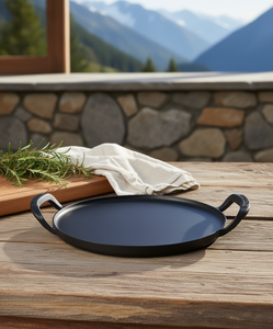 Sartén para pizza Le Creuset de hierro fundido esmaltado de 14 pulgadas, apta para horno, diseño moderno, para cocinas de gas e inducción - Product Image 2