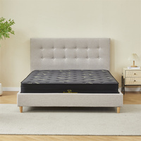 Cadre de lit en lin beige neutre de style scandinave Japandi, tête de lit capitonnée à double grille, pieds en bois naturel