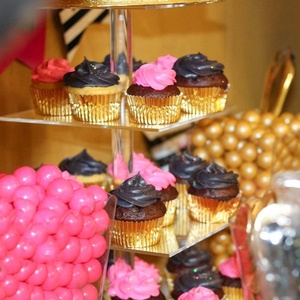 Support à gâteau carré moderne en acrylique à 5 niveaux, finition polonaise de 3 à 4mm d'épaisseur pour les fêtes d'anniversaire et les vacances - Product Image 4