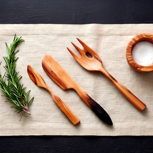 Ensemble de couverts en bois avec finition naturelle, comprenant 3 cuillères, couteaux et fourchettes, parfait pour l'hôtellerie, la maison et la restauration. - Product Image 1