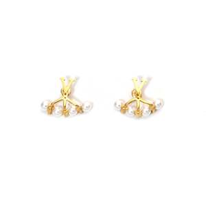 PND202501-1801 Boucles d'oreilles clous classiques en alliage de zinc plaqué or avec perles d'imitation, motif lettre, pour femme - Product Image 1