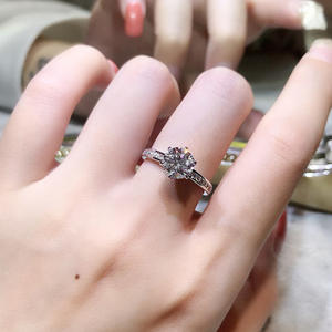 แหวนเพชร F1402 สำหรับผู้หญิง ดีไซน์คลาสสิกสำหรับงานหมั้น เพชรทรงกลมเจียระไนแบบบริลเลียนท์ ประดับเพชรธรรมชาติด้านข้าง - Product Image 3