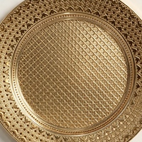Assiette décorative en plastique plaqué or sur mesure, motif floral en dentelle, pour décoration de table de mariage ou d'événements.