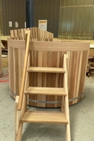 Bain à remous rond de luxe en cèdre rouge massif avec poêle à bois, bain de spa extérieur écologique en bois avec échelle en bois