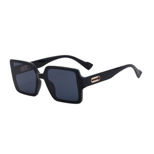 Gafas de Sol Personalizadas para Mujer, Montura Cuadrada, Lentes Negras de PC, Protección UV400, Estilo Instagram, Origen Taizhou LT-6043 - Product Image 4