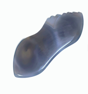 Outil Gua Sha en agate grise en forme de lèvres - Product Image 1