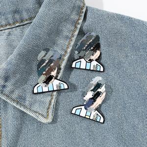 En gros, Broches et badges en métal moulé émaillé, design mignon inspiré de la <span class=keywords><strong>série</strong></span> télévisée <span class=keywords><strong>américaine</strong></span>, style Wednesday, plaqué or, imprimé en typographie - Product Image 2