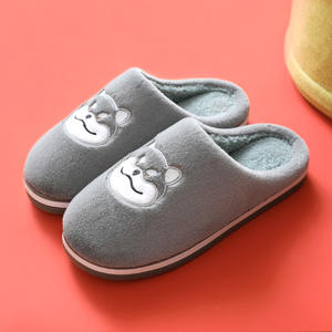 Nouveau design femme mignon dessin animé <span class=keywords><strong>chien</strong></span> forme hiver chaud chaussures d'intérieur en peluche douce couple anti-dérapant pantoufles vente en gros chaussures pour chiens - Product Image 6
