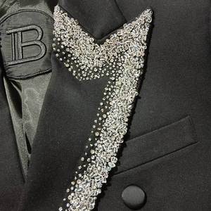 Cantidad mínima de pedido: 1 pieza |   Traje Negro con Cuello de Traje de Alta Costura Hecho a Mano con Diamantes, Estilo Francés de Liu Yuning - Product Image 3