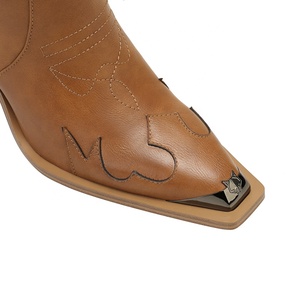 מגפי ברך בסגנון מערבי לסתיו ולקיץ לנשים, בצבע חום בהתאמה אישית, עם עקב מעוצב, קצה מרובע ממתכת ותכונת הגבהה. - Product Image 5