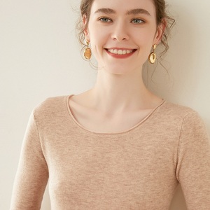 Vêtements personnalisés Mode décontractée Mongolie moderne Col roulé <span class=keywords><strong>Grosse</strong></span> <span class=keywords><strong>maille</strong></span> Vente en gros Pull en <span class=keywords><strong>laine</strong></span> et cachemire pour femmes - Product Image 6