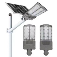 Fabricant personnalisé 100w 200w télécommande IP65 étanche tout en deux éclairage public LED extérieur à énergie solaire