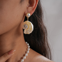Parure de bijoux haut de gamme unique avec collier chaîne de clavicule et boucles d'oreilles en forme d'étoile de mer incrustée de diamants, coquillage et fausse perle