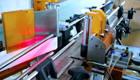 Chaîne de production automatique de mise sous couvercle et d'étiquetage sous vide pour bouteilles et bocaux en verre, idéale pour confitures et sauces - Offre Spéciale