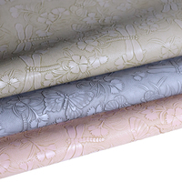 Nouveau cuir PVC imprimé de 1,0 mm d'épaisseur, fond brossé, motif de fleurs en relief, décoration de vêtements, bagages, chaussures, canapé/sac
