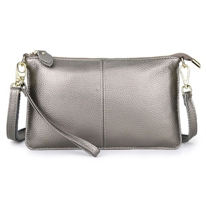Piccola <span class=keywords><strong>Borsa</strong></span> a <span class=keywords><strong>Tracolla</strong></span> da Donna in Vera Pelle Morbida e Resistente, Colore <span class=keywords><strong>Argento</strong></span> Metallizzato - Product Image 1