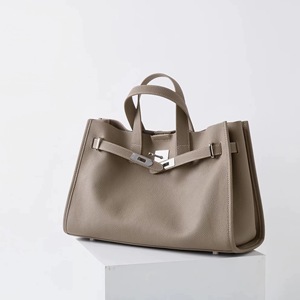 Sac à main artisanal en cuir de vachette litchi du Togo, grand format, entièrement doublé en cuir, chic parisien, pour les trajets quotidiens, boutique européenne, fournisseurs de détail - Product Image 3