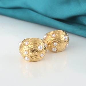 Boucles d'oreilles clous vintage style Cour Française Yunnique, fausses perles, plaqué or 18 carats, motif étoile géométrique, serti clos - Product Image 4