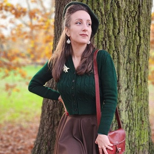 Cardigan en tricot torsadé OEM ODM vert forêt, style vintage années 1940, tricot pour femmes, The Seamstress of Bloomsbury - Product Image 1