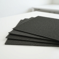 Mousses conductrices noires en PU, éponges en mousse nue plaquées nickel-cuivre PVD pour blindage EMI, mise à la terre ESD et étanchéité des armoires