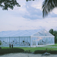 Grandes tentes transparentes blanches pour événements festifs avec sol, tentes de réception extérieures robustes, chapiteaux de mariage